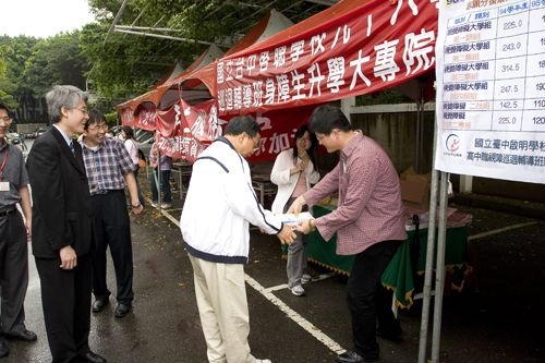 教育部杜正勝部長親自視察設於本校的「96學年度身心障礙學生升學大專校院甄試」北區考場，本校高柏園副校長等主管陪同視察。