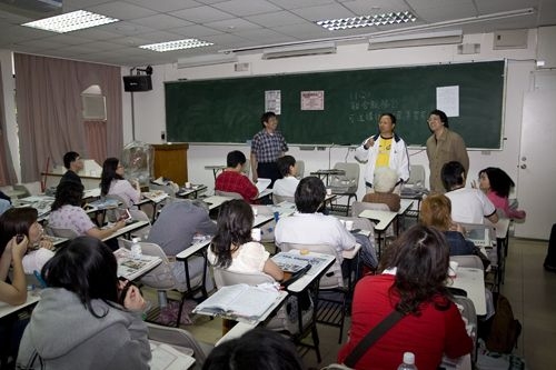 教育部杜正勝部長親自視察設於本校的「96學年度身心障礙學生升學大專校院甄試」北區考場，本校高柏園副校長等主管陪同視察。