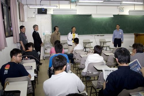 教育部杜正勝部長親自視察設於本校的「96學年度身心障礙學生升學大專校院甄試」北區考場，本校高柏園副校長等主管陪同視察。