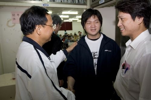 教育部杜正勝部長親自視察設於本校的「96學年度身心障礙學生升學大專校院甄試」北區考場，本校高柏園副校長等主管陪同視察。