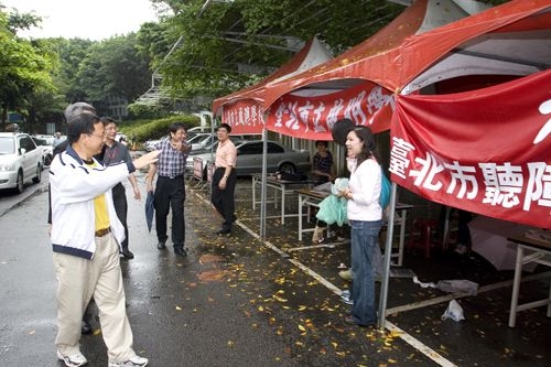 教育部杜正勝部長親自視察設於本校的「96學年度身心障礙學生升學大專校院甄試」北區考場，本校高柏園副校長等主管陪同視察。