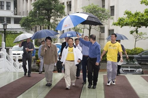 教育部杜正勝部長親自視察設於本校的「96學年度身心障礙學生升學大專校院甄試」北區考場，本校高柏園副校長等主管陪同視察。