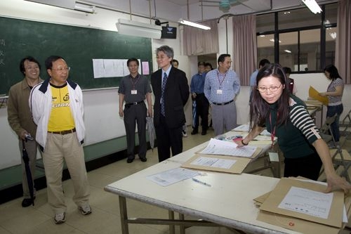 教育部杜正勝部長親自視察設於本校的「96學年度身心障礙學生升學大專校院甄試」北區考場，本校高柏園副校長等主管陪同視察。