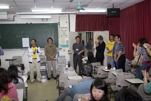 教育部杜正勝部長親自視察設於本校的「96學年度身心障礙學生升學大專校院甄試」北區考場，本校高柏園副校長等主管陪同視察。