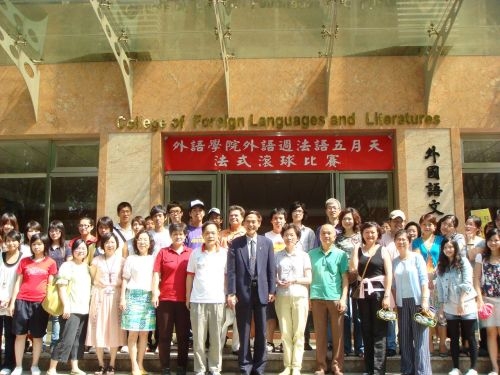 法文系在外語大樓前面的草坪，舉辦具有法國百年歷史的法式滾球比賽，讓全校教職員生體驗別具特色的異國文化。