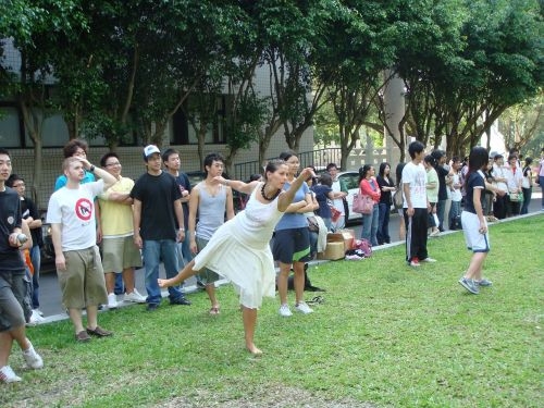 法文系在外語大樓前面的草坪，舉辦具有法國百年歷史的法式滾球比賽，讓全校教職員生體驗別具特色的異國文化。