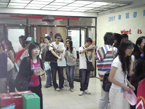 「2007遊學展暨第4屆地球村博覽會」本週在商館展示廳舉辦，讓參觀者體驗各國文化，了解當地生活環境，拓展視野。