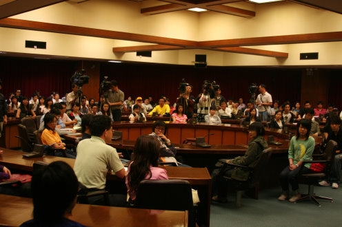 馬英九先生應本校國際貿易學系之邀，特別於5月19日晚上以「給年輕人希望—鐵馬600哩回顧」為題，在淡水校園驚聲國際會議廳專題演講。