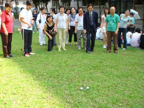 法文系在外語大樓前面的草坪，舉辦具有法國百年歷史的法式滾球比賽，讓全校教職員生體驗別具特色的異國文化。