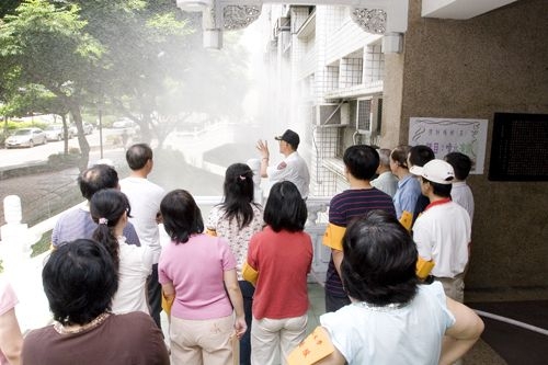 96年度防護團常年訓練24日在工學大樓週邊實施「災害防救訓練」，並於鍾靈化館實施逃生演練，加強本校防護團與全體師生對災害之認識與防範。