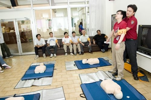 96年度防護團常年訓練24日在工學大樓週邊實施「災害防救訓練」，並於鍾靈化館實施逃生演練，加強本校防護團與全體師生對災害之認識與防範。