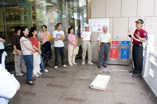 96年度防護團常年訓練24日在工學大樓週邊實施「災害防救訓練」，並於鍾靈化館實施逃生演練，加強本校防護團與全體師生對災害之認識與防範。