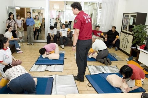 96年度防護團常年訓練24日在工學大樓週邊實施「災害防救訓練」，並於鍾靈化館實施逃生演練，加強本校防護團與全體師生對災害之認識與防範。