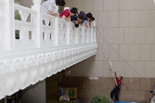 96年度防護團常年訓練24日在工學大樓週邊實施「災害防救訓練」，並於鍾靈化館實施逃生演練，加強本校防護團與全體師生對災害之認識與防範。