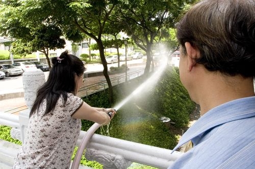 96年度防護團常年訓練24日在工學大樓週邊實施「災害防救訓練」，並於鍾靈化館實施逃生演練，加強本校防護團與全體師生對災害之認識與防範。