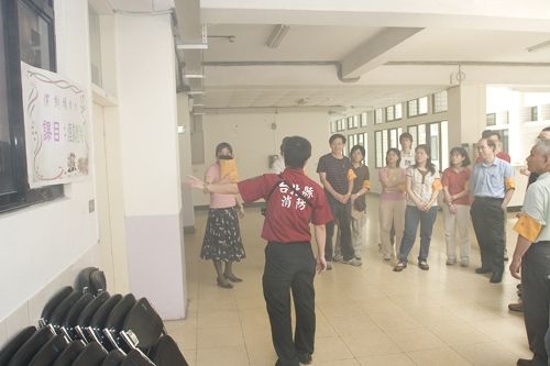 96年度防護團常年訓練24日在工學大樓週邊實施「災害防救訓練」，並於鍾靈化館實施逃生演練，加強本校防護團與全體師生對災害之認識與防範。