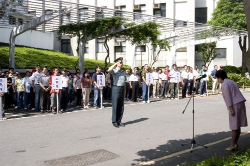 96年度防護團常年訓練24日在工學大樓週邊實施「災害防救訓練」，並於鍾靈化館實施逃生演練，加強本校防護團與全體師生對災害之認識與防範。