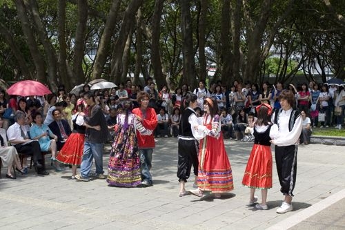 「外語週」於本週在外語大樓前、海報街展開，動人的各國舞蹈表演、文物美食讓全校動起來。