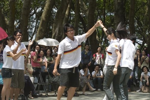 「外語週」於本週在外語大樓前、海報街展開，動人的各國舞蹈表演、文物美食讓全校動起來。