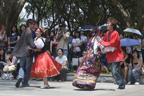 「外語週」於本週在外語大樓前、海報街展開，動人的各國舞蹈表演、文物美食讓全校動起來。