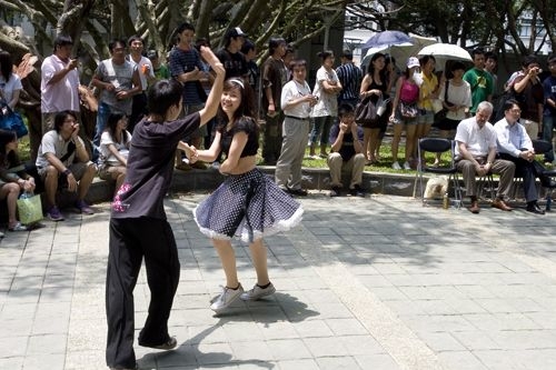 「外語週」於本週在外語大樓前、海報街展開，動人的各國舞蹈表演、文物美食讓全校動起來。