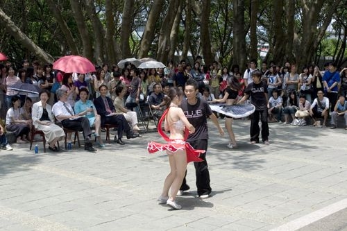 「外語週」於本週在外語大樓前、海報街展開，動人的各國舞蹈表演、文物美食讓全校動起來。