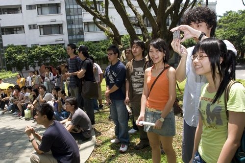 「外語週」於本週在外語大樓前、海報街展開，動人的各國舞蹈表演、文物美食讓全校動起來。