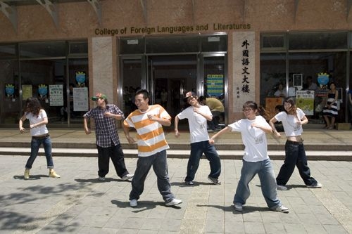 「外語週」於本週在外語大樓前、海報街展開，動人的各國舞蹈表演、文物美食讓全校動起來。