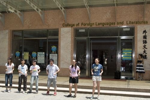 「外語週」於本週在外語大樓前、海報街展開，動人的各國舞蹈表演、文物美食讓全校動起來。