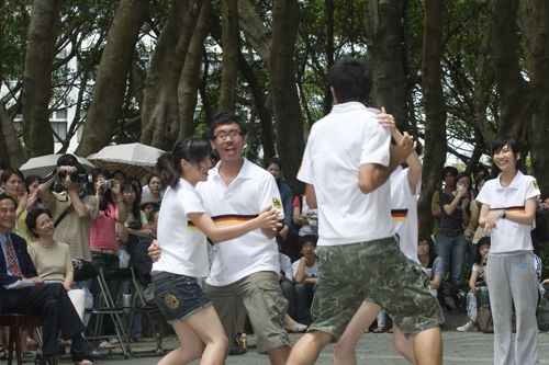 「外語週」於本週在外語大樓前、海報街展開，動人的各國舞蹈表演、文物美食讓全校動起來。