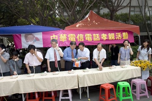 「溫馨花緣˙郵電傳情」活動於5月9日上午10時至下午4時30分在淡水校園教育館前舉行，藉由感恩五月天，讓溫馨的氛圍瀰漫全校。