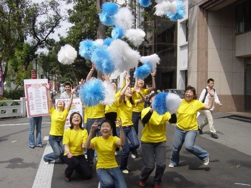 96年度高級中等以下學校及幼稚園教師資格考試放榜，本校中等、國小學程通過率各為87.1%及86.3%，皆分別遠高於全國中小學程的通過率。