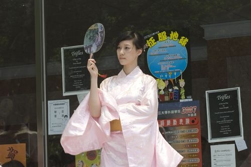 「外語週」於本週在外語大樓前、海報街展開，動人的各國舞蹈表演、文物美食讓全校動起來。