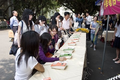 「溫馨花緣˙郵電傳情」活動於5月9日上午10時至下午4時30分在淡水校園教育館前舉行，藉由感恩五月天，讓溫馨的氛圍瀰漫全校。