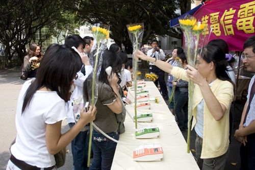 「溫馨花緣˙郵電傳情」活動於5月9日上午10時至下午4時30分在淡水校園教育館前舉行，藉由感恩五月天，讓溫馨的氛圍瀰漫全校。