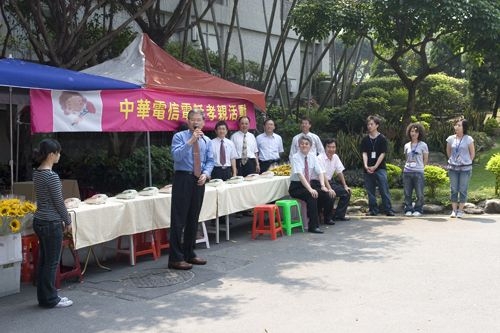 「溫馨花緣˙郵電傳情」活動於5月9日上午10時至下午4時30分在淡水校園教育館前舉行，藉由感恩五月天，讓溫馨的氛圍瀰漫全校。