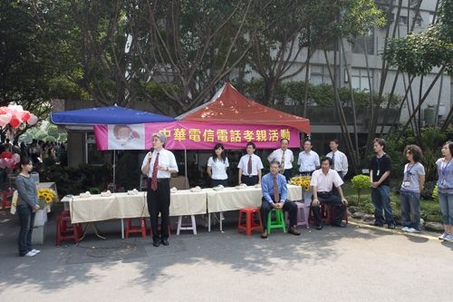 「溫馨花緣˙郵電傳情」活動於5月9日上午10時至下午4時30分在淡水校園教育館前舉行，藉由感恩五月天，讓溫馨的氛圍瀰漫全校。