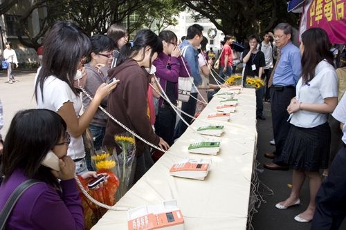 「溫馨花緣˙郵電傳情」活動於5月9日上午10時至下午4時30分在淡水校園教育館前舉行，藉由感恩五月天，讓溫馨的氛圍瀰漫全校。