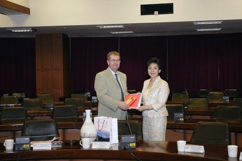 紐西蘭懷卡特大學校長Dr. Roy Crawford蒞校交流訪問，與各院院長座談及參觀校園設施，本校張家宜校長親自接待。