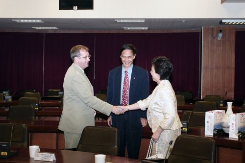 紐西蘭懷卡特大學校長Dr. Roy Crawford蒞校交流訪問，與各院院長座談及參觀校園設施，本校張家宜校長親自接待。