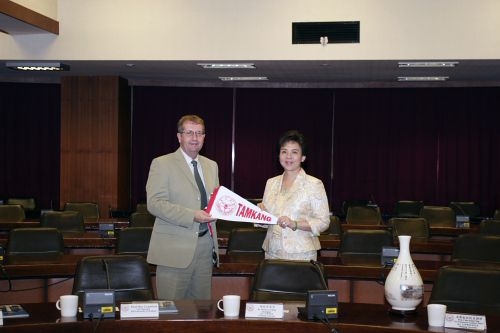 紐西蘭懷卡特大學校長Dr. Roy Crawford蒞校交流訪問，與各院院長座談及參觀校園設施，本校張家宜校長親自接待。