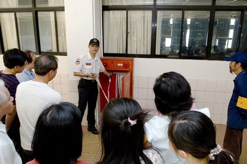 96年度防護團常年訓練24日在工學大樓週邊實施「災害防救訓練」，並於鍾靈化館實施逃生演練，加強本校防護團與全體師生對災害之認識與防範。