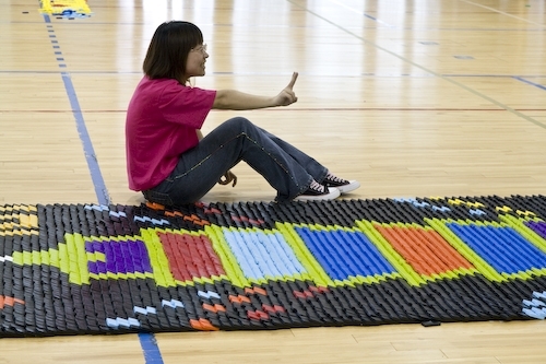 本校舉辦「創意校園骨牌瘋之推倒校園」活動，裝置10萬多片象徵本校「立足淡江、放眼世界、掌握資訊、開創未來。」的創意骨牌，由張家宜校長推倒第1張骨牌，挑戰國內最高紀錄。