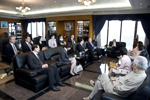 大陸藝術教育促進會「台灣教育考察團」柳斌等一行5人，會見本校張創辦人建邦、張校長家宜，並研討兩岸教育發展概況，奠定兩岸友好互動的基石。