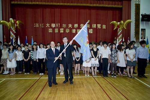 97學年度在校生出國授旗典禮在淡水校園學生活動中心舉行，張創辦人建邦、張校長家宜親臨授旗，各國駐華使節也親臨會場，為這群即將到實地環境學習多元文化與語言、累積生命能量的出國留學生加油打氣。
