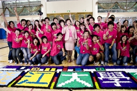 本校舉辦「創意校園骨牌瘋之推倒校園」活動，裝置10萬多片象徵本校「立足淡江、放眼世界、掌握資訊、開創未來。」的創意骨牌，由張家宜校長推倒第1張骨牌，挑戰國內最高紀錄。