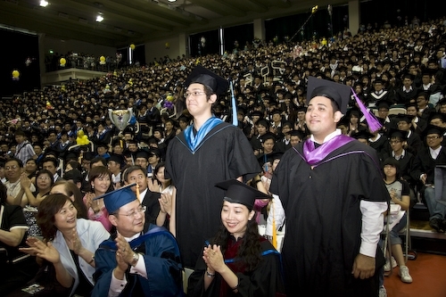 本校96學年度畢業典禮熱鬧隆重地在淡水校園紹謨紀念體育館舉行，校長勉勵每位畢業生保持著樸實剛毅的精神和擁有心靈卓越的品格，薪火相傳、開新啟運，以創新的思維與宏觀的胸襟，為社會挹注新氣息，開創一番「淡江以你為榮」的成就。畢業生帶著師長滿滿的祝福邁向人生另一個重要里程碑。