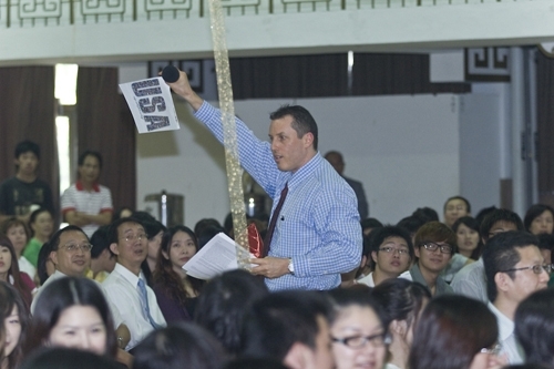 97學年度在校生出國授旗典禮在淡水校園學生活動中心舉行，張創辦人建邦、張校長家宜親臨授旗，各國駐華使節也親臨會場，為這群即將到實地環境學習多元文化與語言、累積生命能量的出國留學生加油打氣。