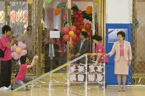 本校舉辦「創意校園骨牌瘋之推倒校園」活動，裝置10萬多片象徵本校「立足淡江、放眼世界、掌握資訊、開創未來。」的創意骨牌，由張家宜校長推倒第1張骨牌，挑戰國內最高紀錄。