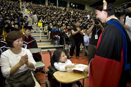 本校96學年度畢業典禮熱鬧隆重地在淡水校園紹謨紀念體育館舉行，校長勉勵每位畢業生保持著樸實剛毅的精神和擁有心靈卓越的品格，薪火相傳、開新啟運，以創新的思維與宏觀的胸襟，為社會挹注新氣息，開創一番「淡江以你為榮」的成就。畢業生帶著師長滿滿的祝福邁向人生另一個重要里程碑。